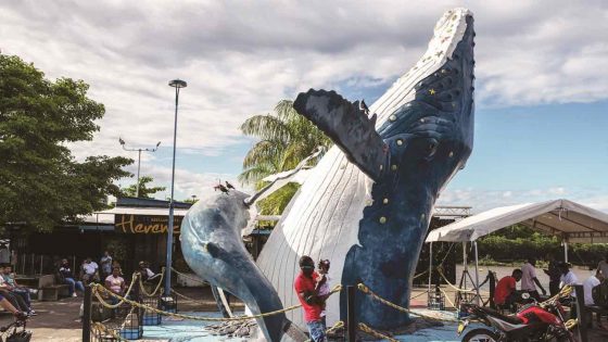 نصب تذكاري للحوت الأحدب في ميناء بوينافينتورا الكولومبي.