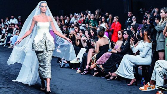 «دبي للموضة» أولى فعاليات أزياء موسم ربيع وصيف 2025