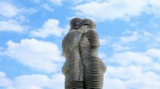 تمثال “علي ونينو” في باتومي: رمز للحب والتسامح بين الثقافات