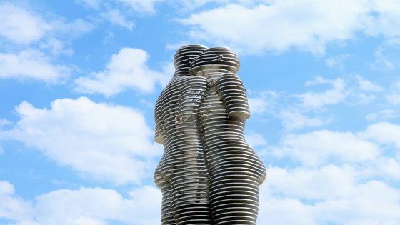 تمثال “علي ونينو” في باتومي: رمز للحب والتسامح بين الثقافات