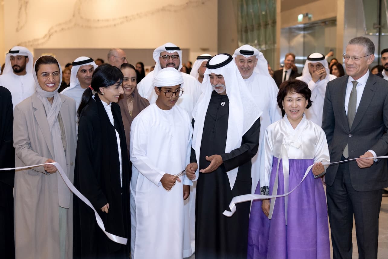 Sheikh-Nahyan-bin-Mubarak-Inaugurates-‘Layered-Medium-We-Are-in-Open-Circuits-1-١ الشيخ نهيان بن مبارك يفتتح معرض "الوسيط المتعدد