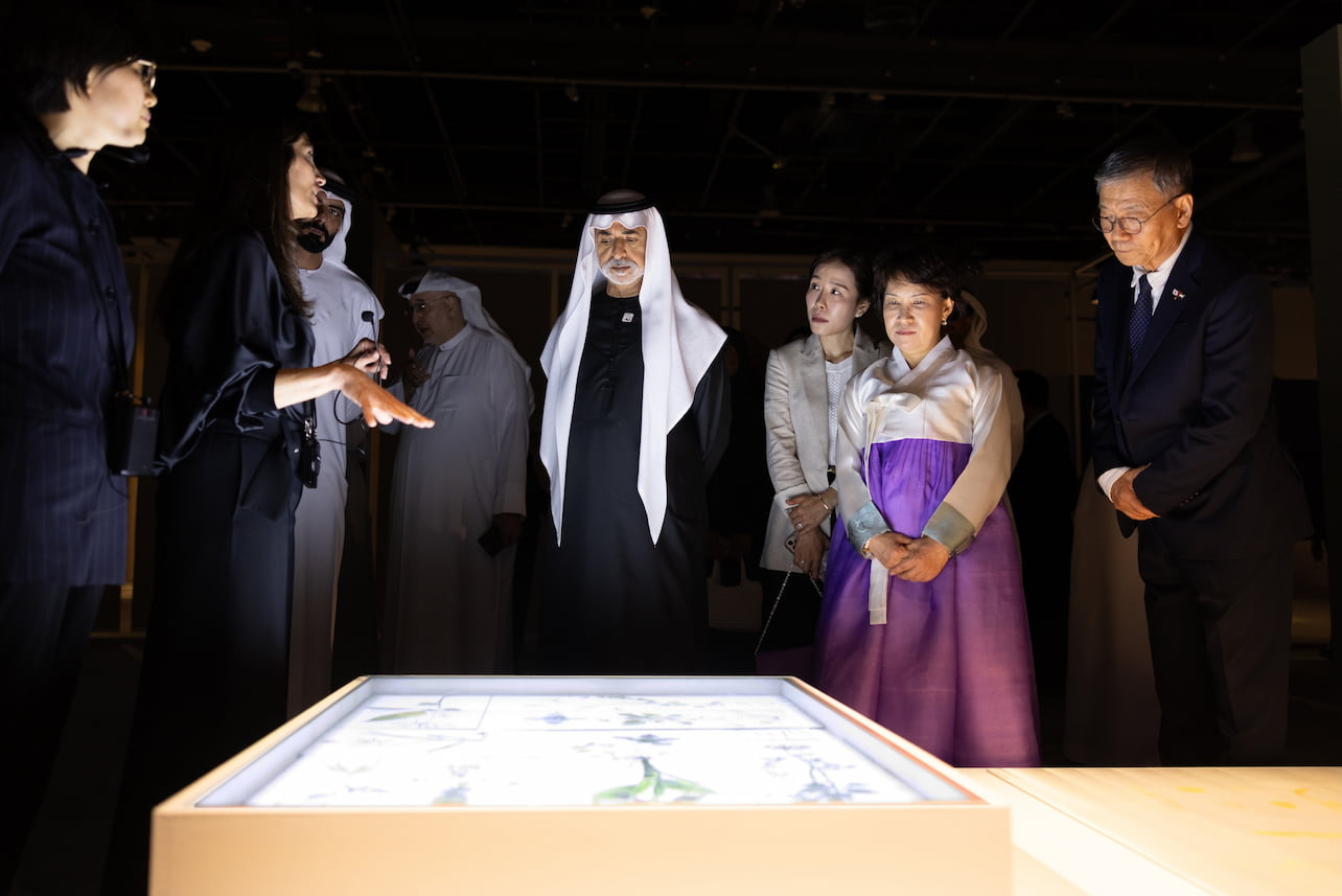 Sheikh-Nahyan-bin-Mubarak-Inaugurates-‘Layered-Medium-We-Are-in-Open-Circuits-3-١ الشيخ نهيان بن مبارك يفتتح معرض "الوسيط المتعدد